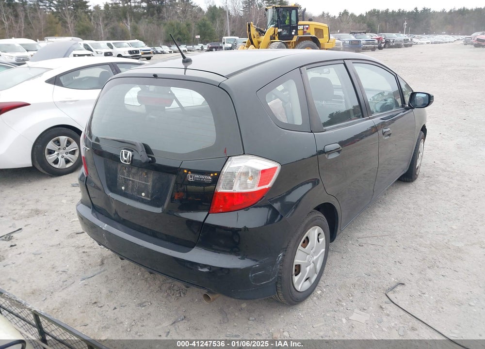 2013 HONDA FIT VIN: JHMGE8H31DC081283