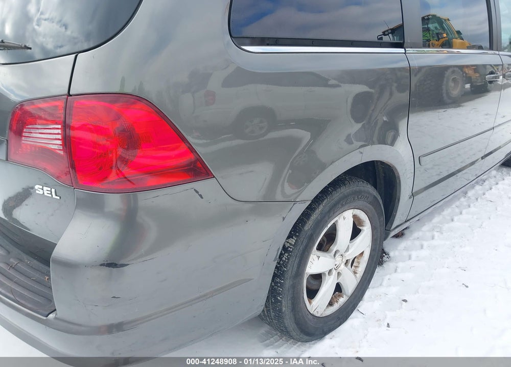 2010 VOLKSWAGEN ROUTAN SEL VIN: 2V4RW5DXXAR424356
