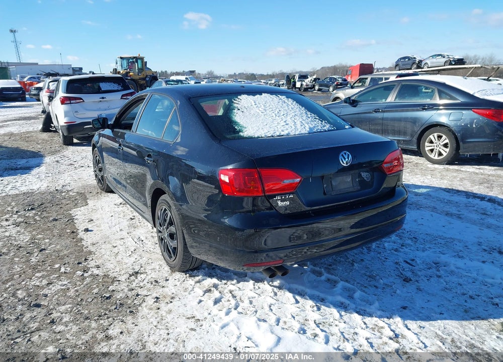 2011 VOLKSWAGEN JETTA 2.0L S VIN: 3VW2K7AJ1BM021021
