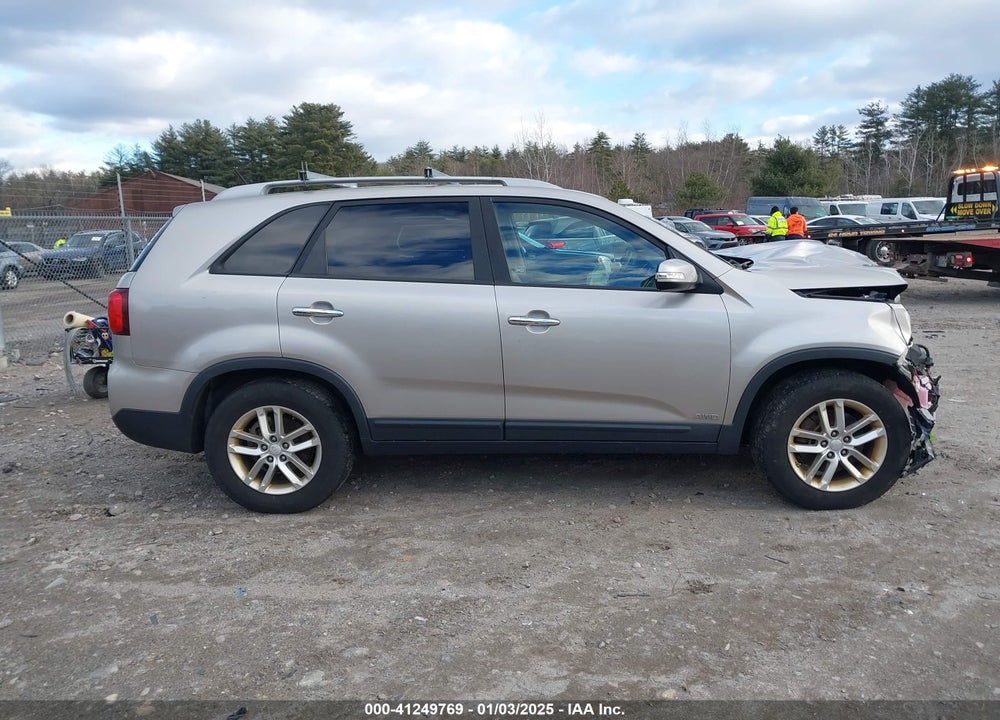 2014 KIA SORENTO LX VIN: 5XYKTCA67EG438472