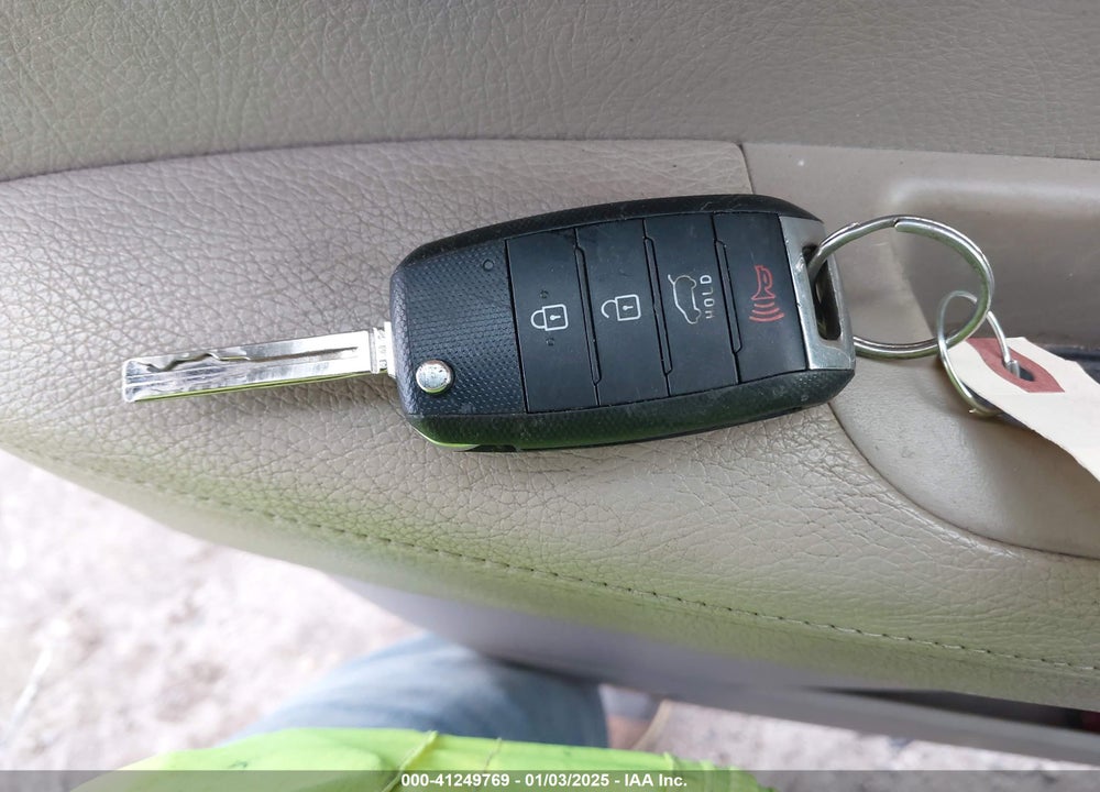 2014 KIA SORENTO LX VIN: 5XYKTCA67EG438472