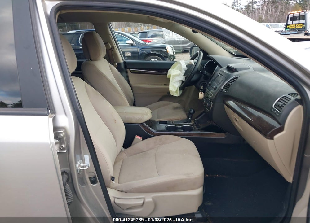 2014 KIA SORENTO LX VIN: 5XYKTCA67EG438472