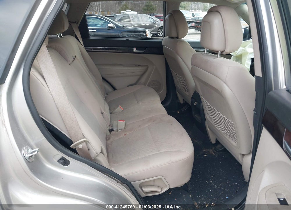 2014 KIA SORENTO LX VIN: 5XYKTCA67EG438472