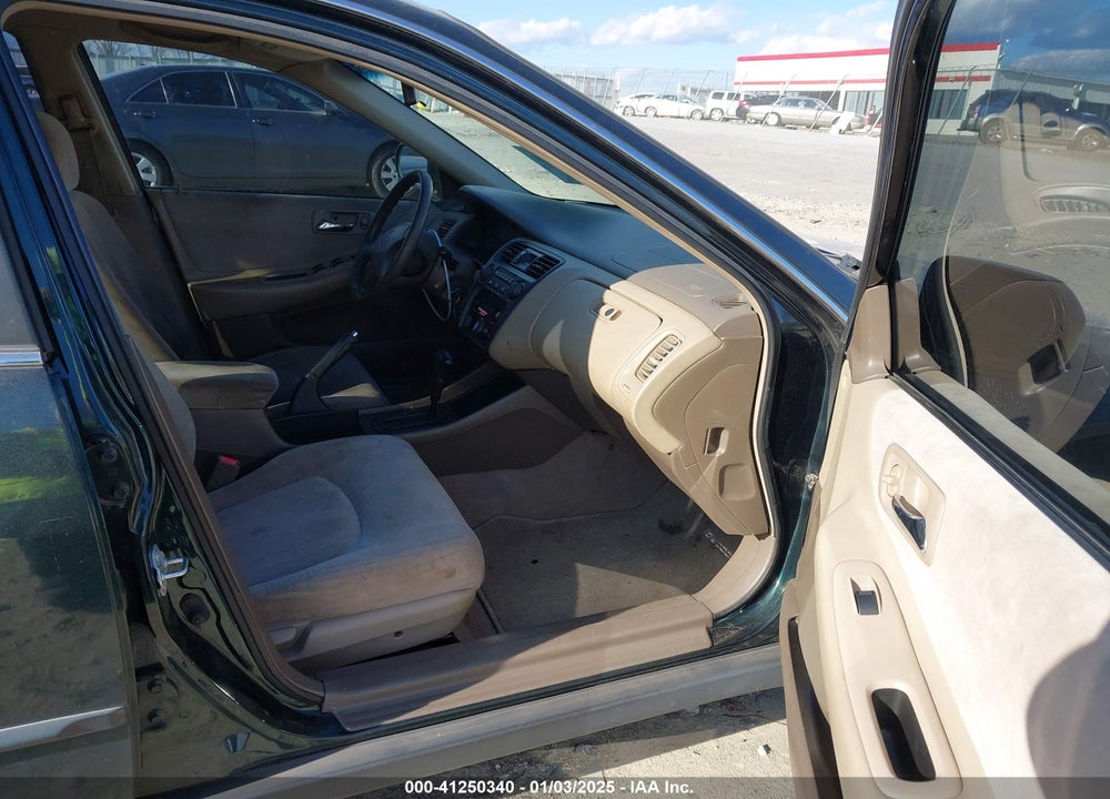 2000 HONDA ACCORD 2.3 LX VIN: JHMCG5646YC017071