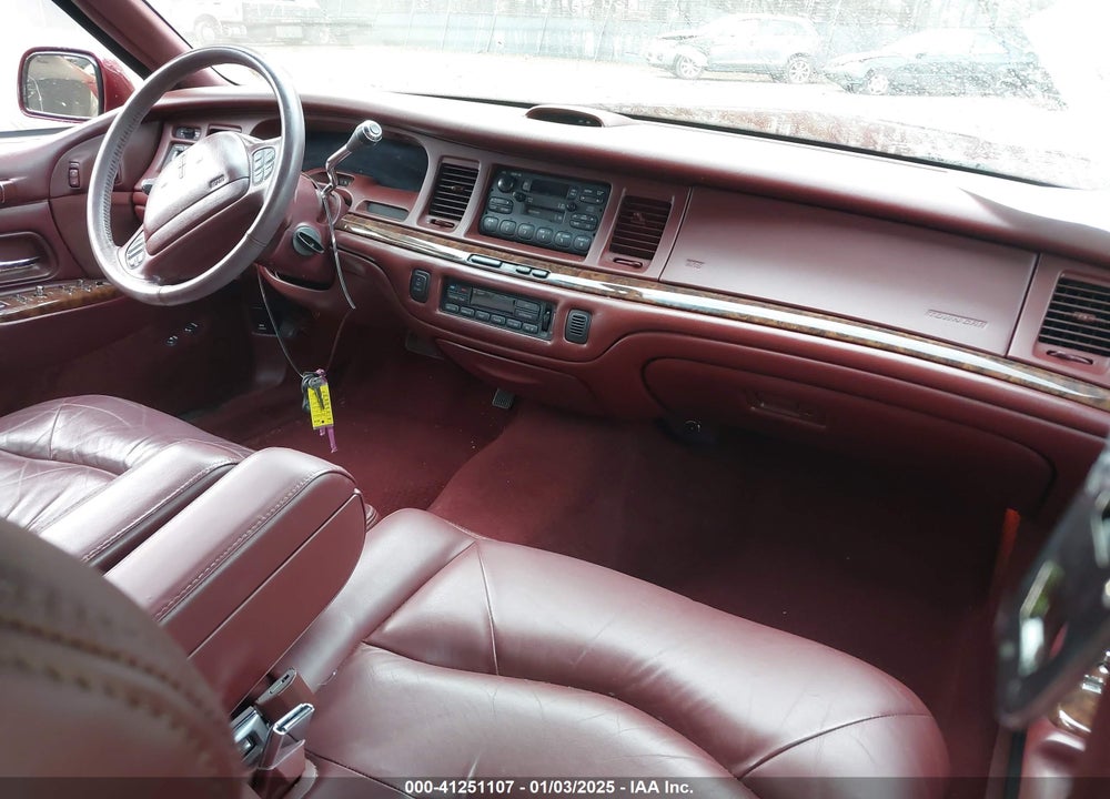 1997 LINCOLN TOWN CAR SIGNATURE VIN: 1LNLM82W5VY738415