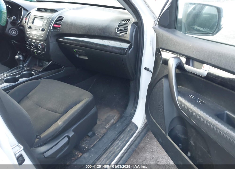 2015 KIA SORENTO LX VIN: 5XYKTCA66FG609908