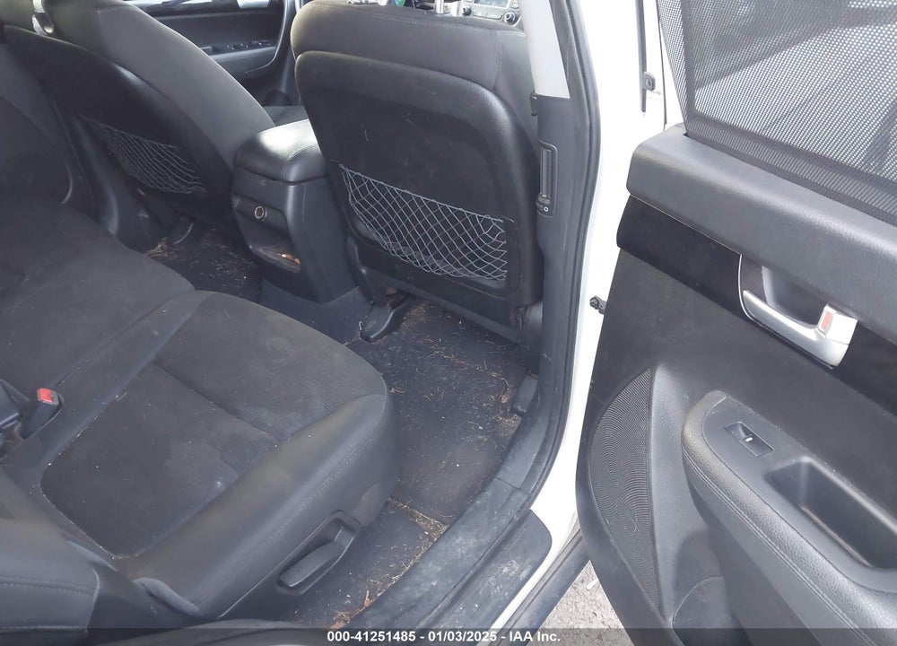 2015 KIA SORENTO LX VIN: 5XYKTCA66FG609908