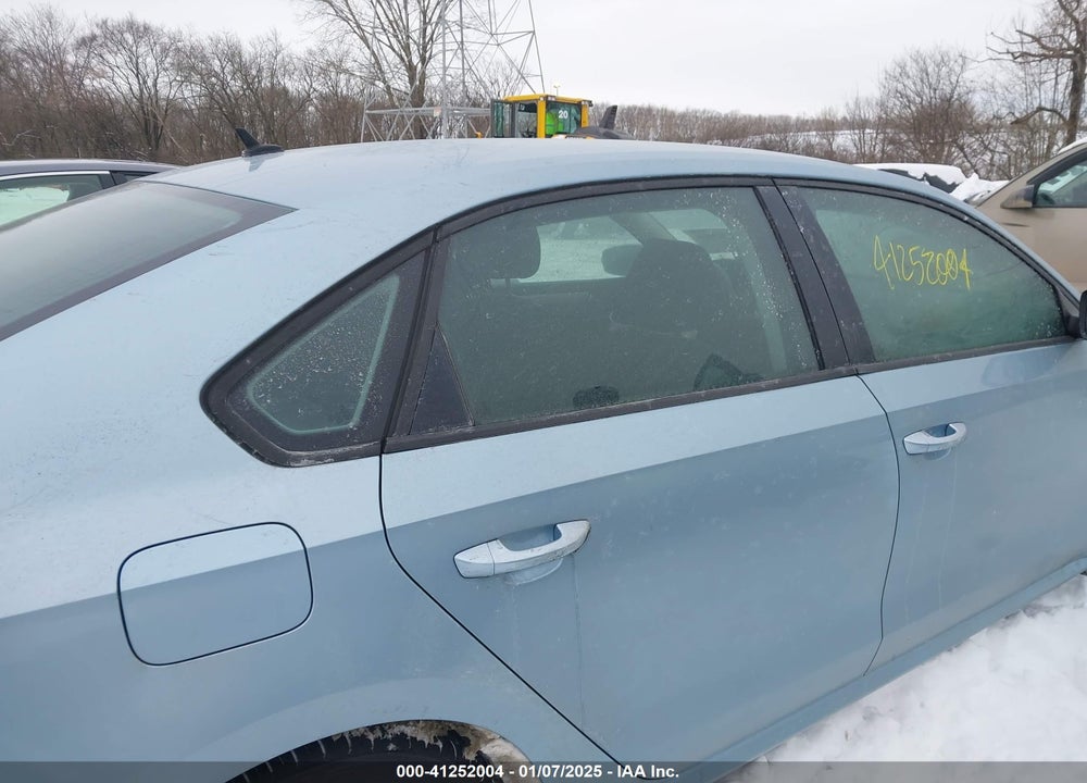 2013 VOLKSWAGEN PASSAT VIN: 1VWAH7A31DC111396