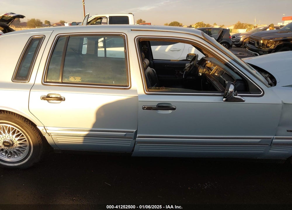 1992 LINCOLN TOWN CAR EXECUTIVE VIN: 1LNLM81W1NY741796