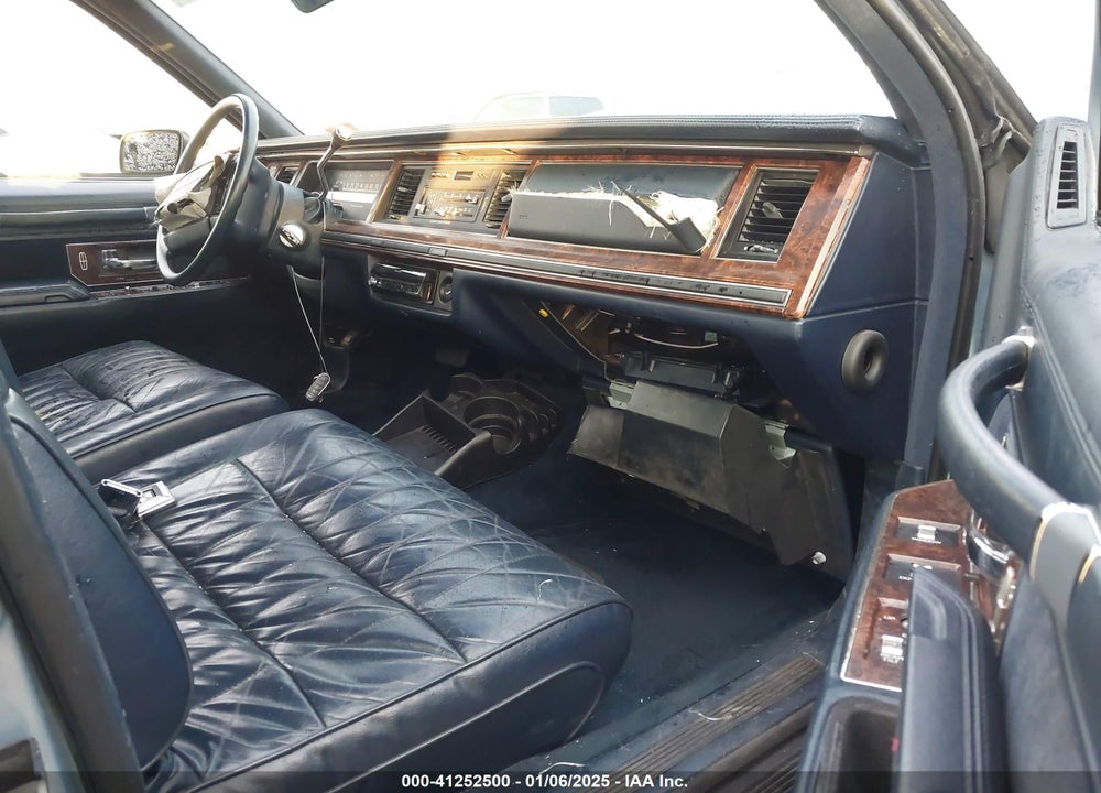 1992 LINCOLN TOWN CAR EXECUTIVE VIN: 1LNLM81W1NY741796