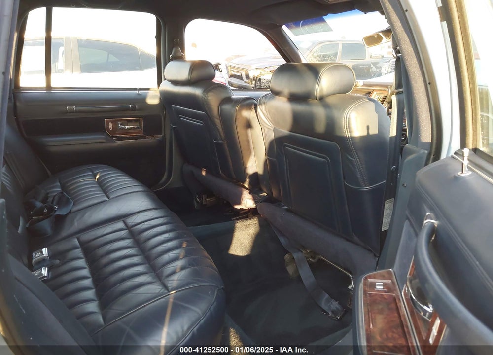 1992 LINCOLN TOWN CAR EXECUTIVE VIN: 1LNLM81W1NY741796
