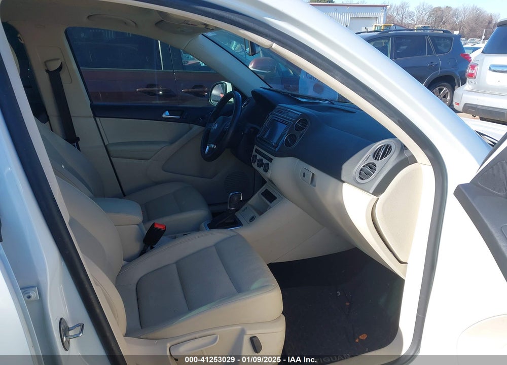 2016 VOLKSWAGEN TIGUAN SE VIN: WVGAV7AX0GW596319