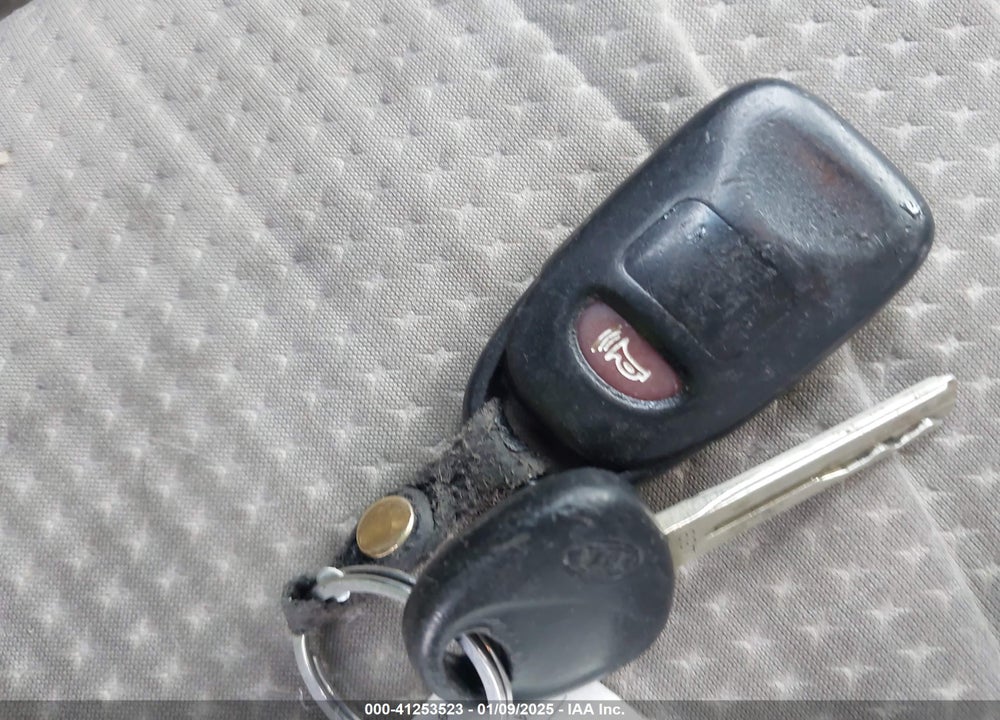 2011 KIA SORENTO LX VIN: 5XYKTCA18BG013276
