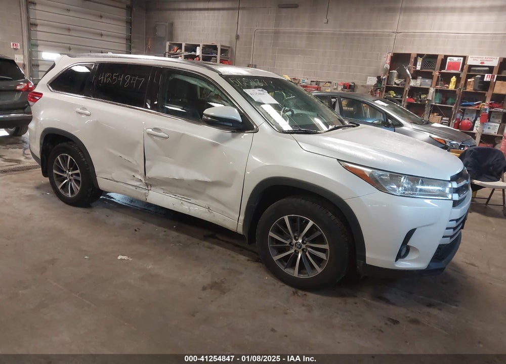 2017 TOYOTA HIGHLANDER XLE VIN: 5TDJZRFH3HS368760