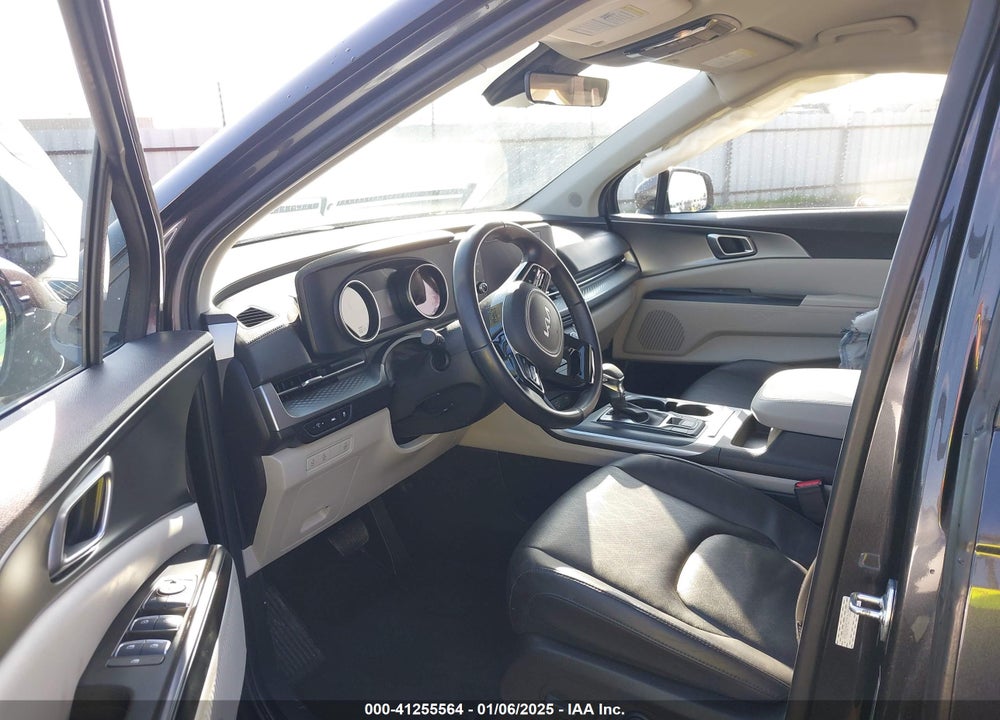 2023 KIA CARNIVAL MPV LX SEAT PACKAGE VIN: KNDNB4H39P6289960