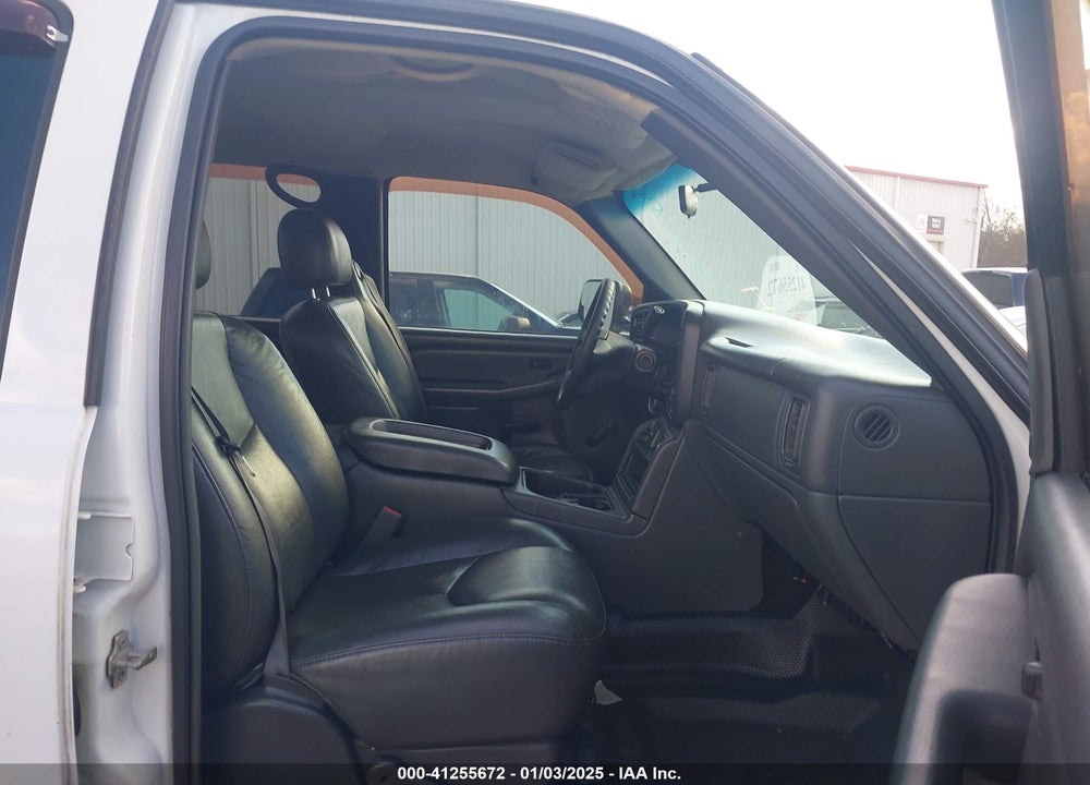 2005 CHEVROLET SILVERADO 2500HD WORK TRUCK VIN: 1GCHC23U05F880349