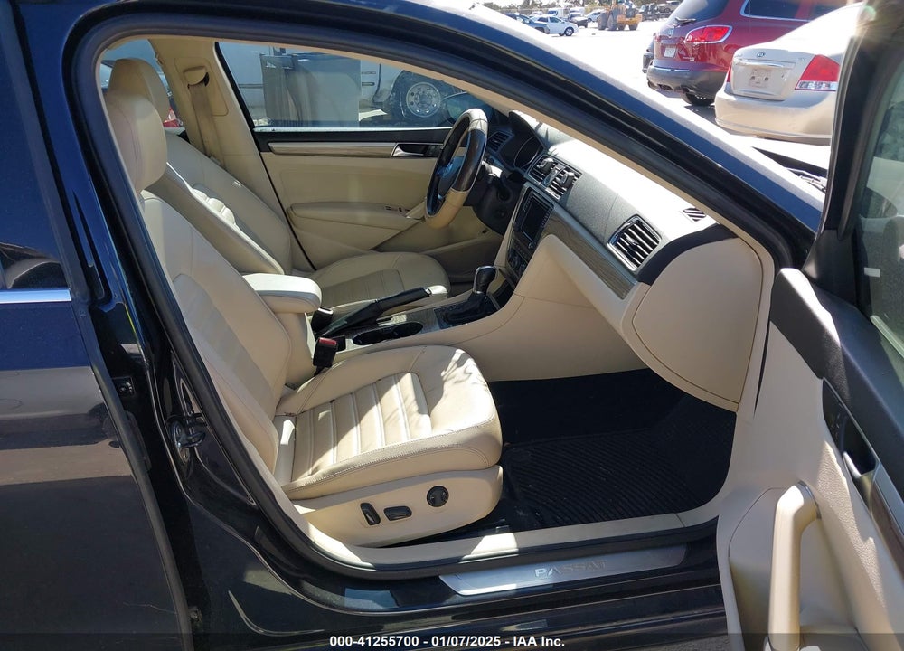2017 VOLKSWAGEN PASSAT VIN: 1VWCM7A38HC062319