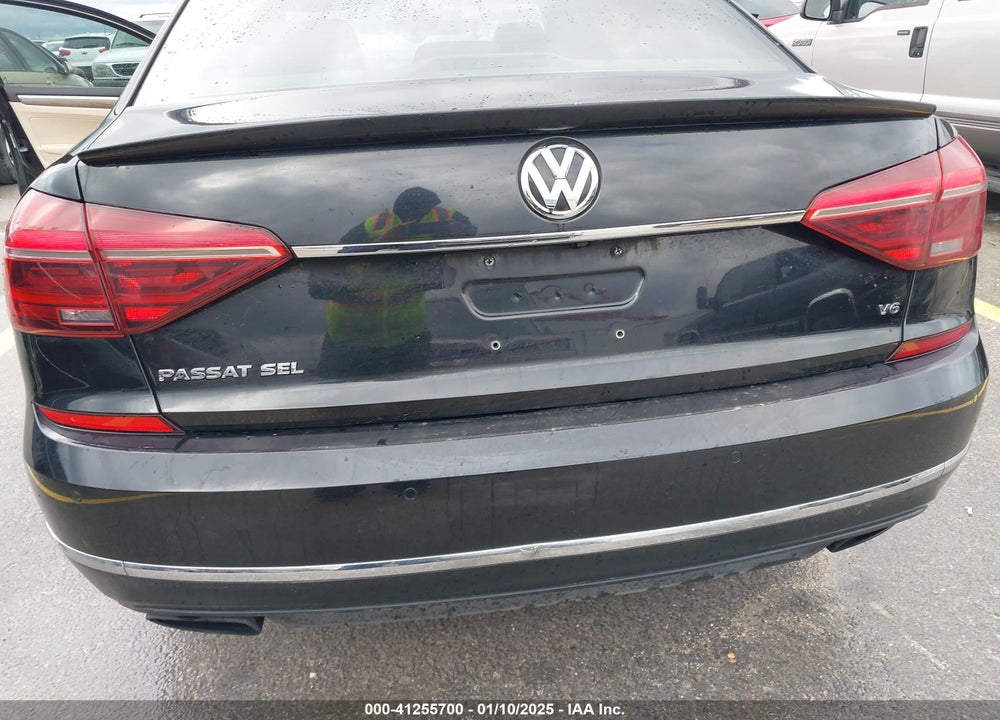 2017 VOLKSWAGEN PASSAT VIN: 1VWCM7A38HC062319