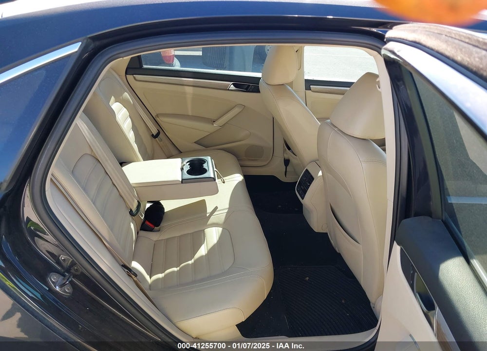 2017 VOLKSWAGEN PASSAT VIN: 1VWCM7A38HC062319