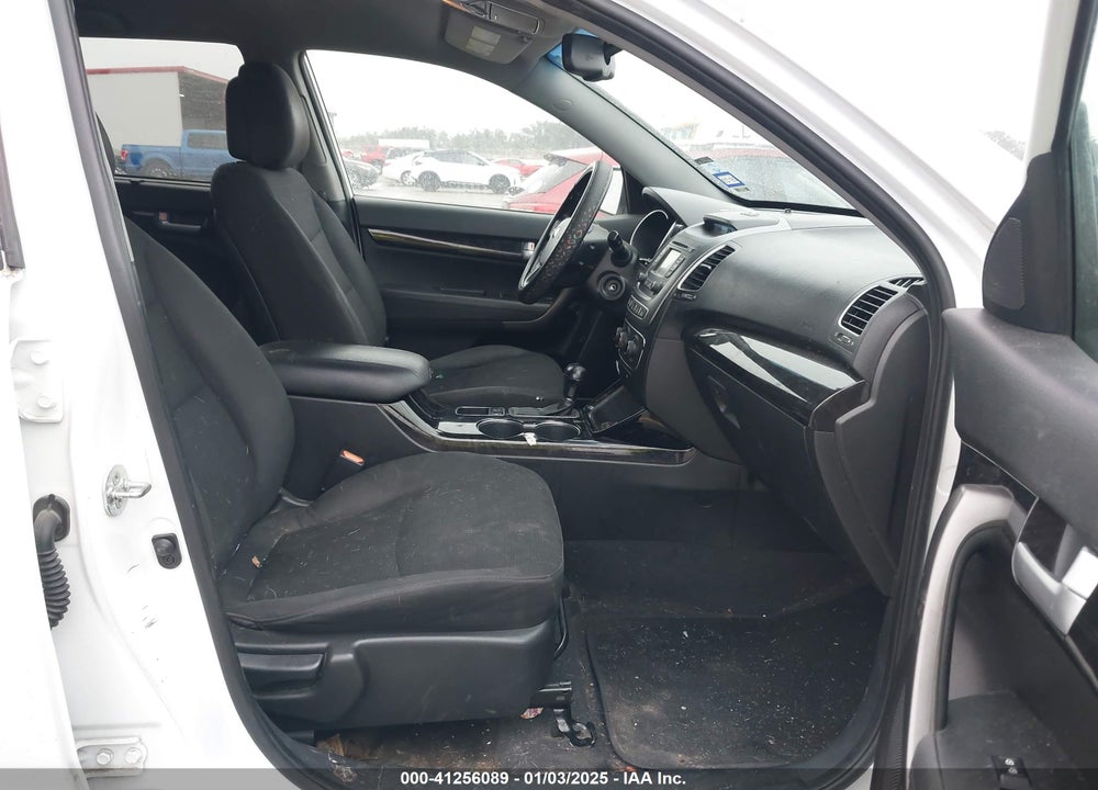 2015 KIA SORENTO LX V6 VIN: 5XYKT4A71FG612326