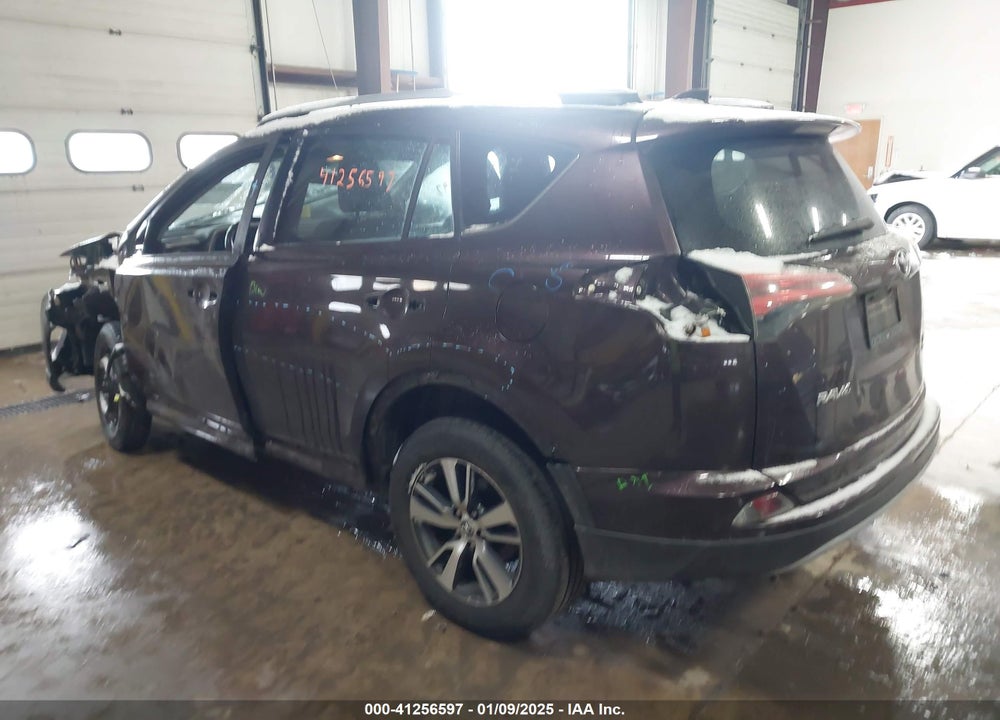 2018 TOYOTA RAV4 ADVENTURE/XLE VIN: 2T3RFREV8JW823559