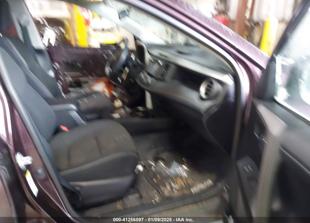 2018 TOYOTA RAV4 ADVENTURE/XLE VIN: 2T3RFREV8JW823559