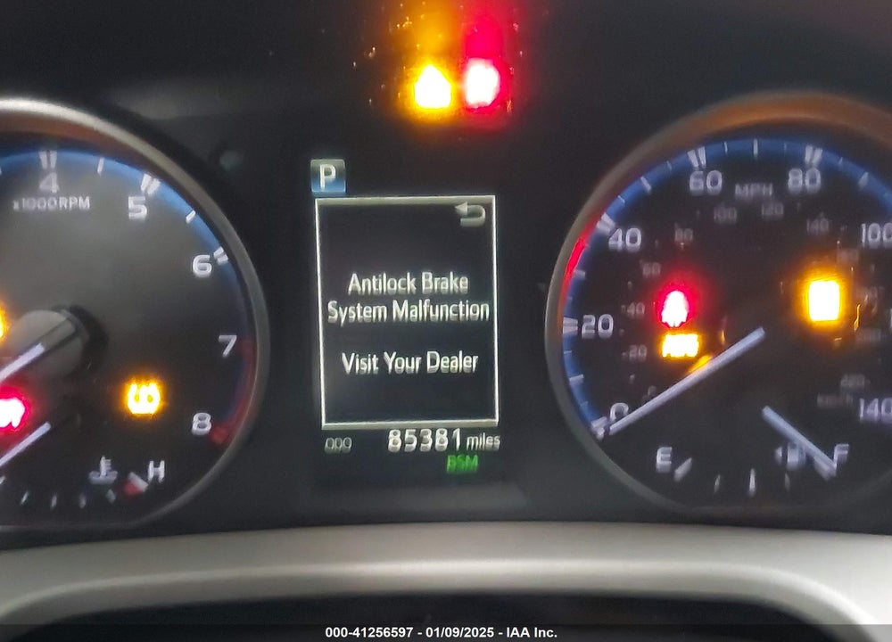 2018 TOYOTA RAV4 ADVENTURE/XLE VIN: 2T3RFREV8JW823559