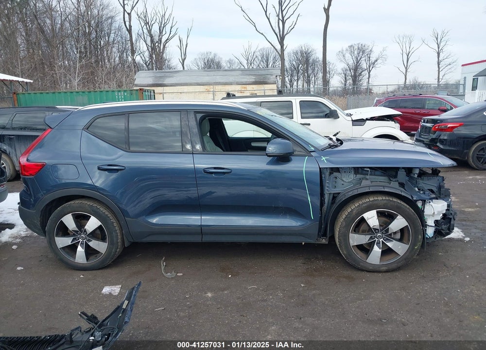 2022 VOLVO XC40 T5 MOMENTUM VIN: YV4162UK4N2641784