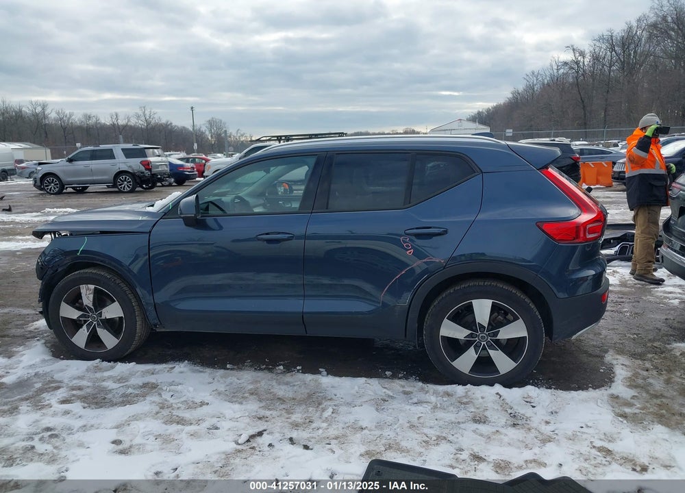 2022 VOLVO XC40 T5 MOMENTUM VIN: YV4162UK4N2641784