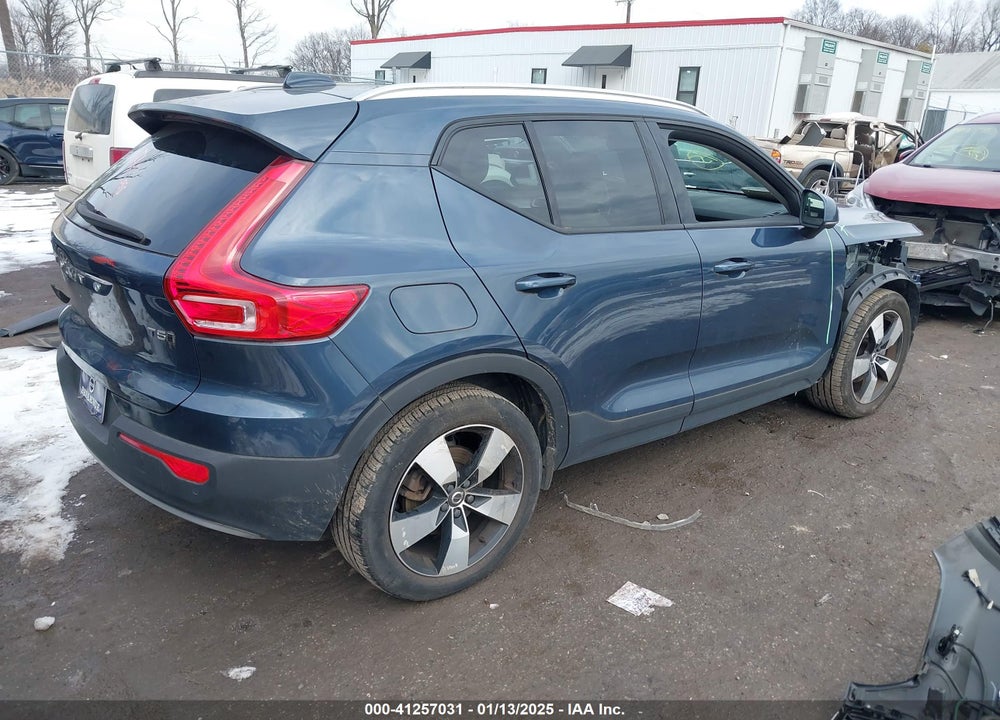 2022 VOLVO XC40 T5 MOMENTUM VIN: YV4162UK4N2641784