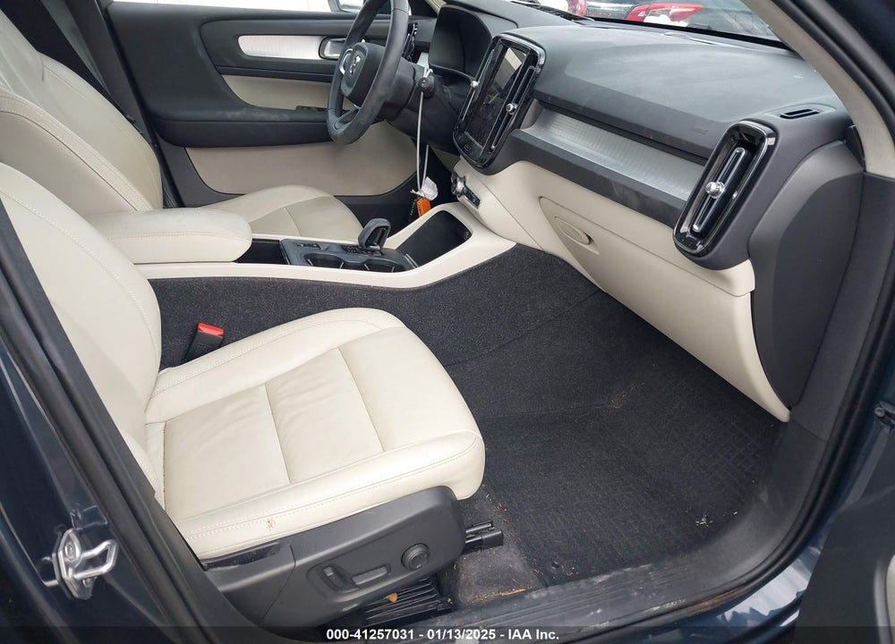 2022 VOLVO XC40 T5 MOMENTUM VIN: YV4162UK4N2641784