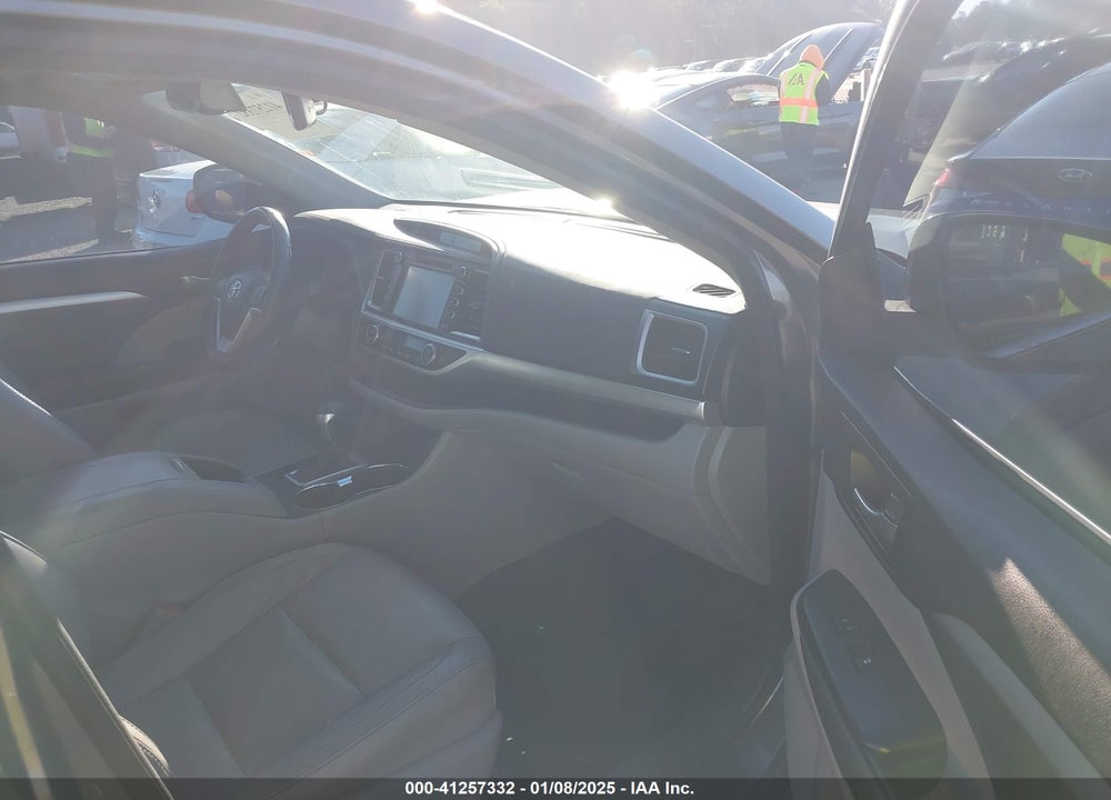 2015 TOYOTA HIGHLANDER XLE V6 VIN: 5TDKKRFH1FS117967
