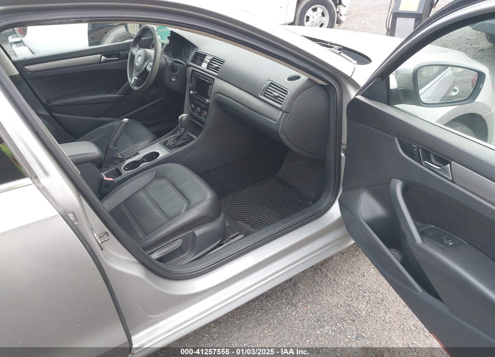 2014 VOLKSWAGEN PASSAT 2.5L SE VIN: 1VWBP7A35EC019460