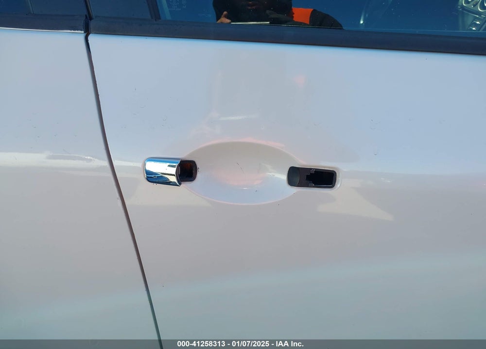 2014 NISSAN ROGUE SELECT S VIN: JN8AS5MT0EW621103