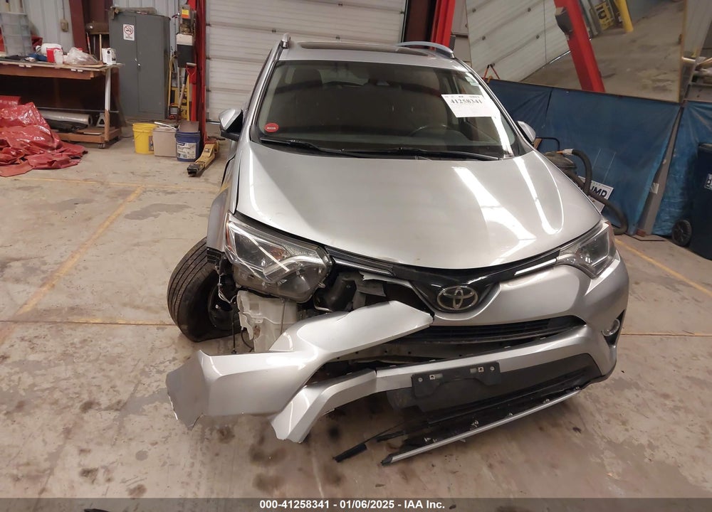 2018 TOYOTA RAV4 ADVENTURE/XLE VIN: JTMRFREV8JJ252945