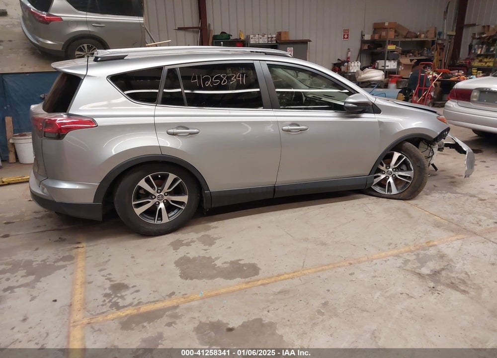 2018 TOYOTA RAV4 ADVENTURE/XLE VIN: JTMRFREV8JJ252945