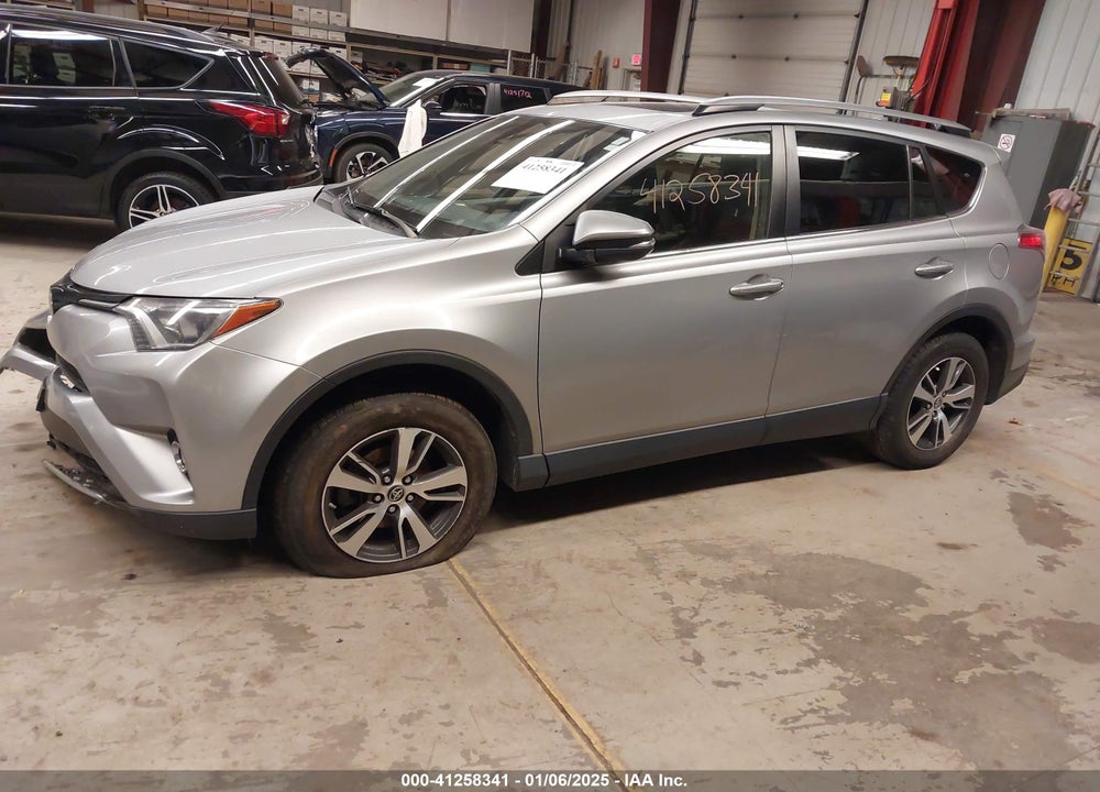 2018 TOYOTA RAV4 ADVENTURE/XLE VIN: JTMRFREV8JJ252945