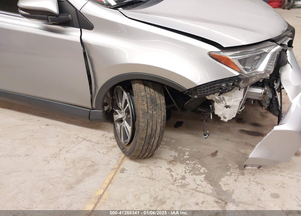 2018 TOYOTA RAV4 ADVENTURE/XLE VIN: JTMRFREV8JJ252945