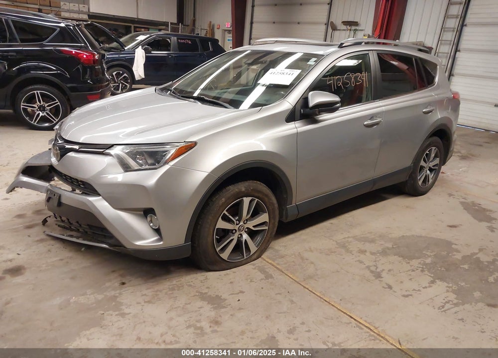 2018 TOYOTA RAV4 ADVENTURE/XLE VIN: JTMRFREV8JJ252945