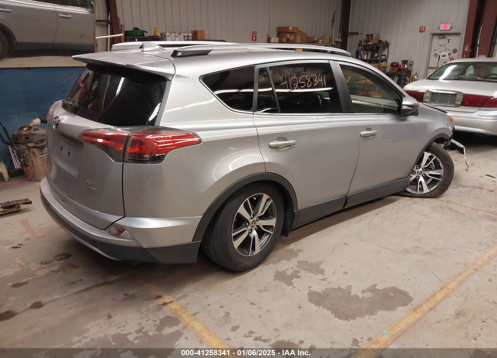 2018 TOYOTA RAV4 ADVENTURE/XLE VIN: JTMRFREV8JJ252945
