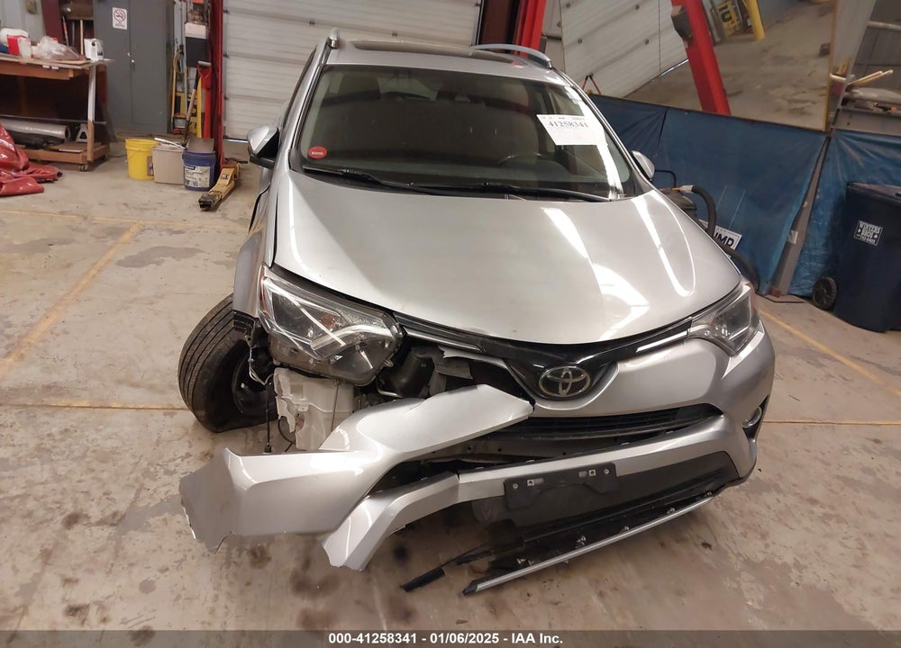 2018 TOYOTA RAV4 ADVENTURE/XLE VIN: JTMRFREV8JJ252945