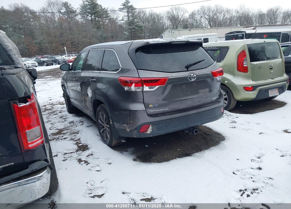2019 TOYOTA HIGHLANDER XLE VIN: 5TDJZRFH4KS983325