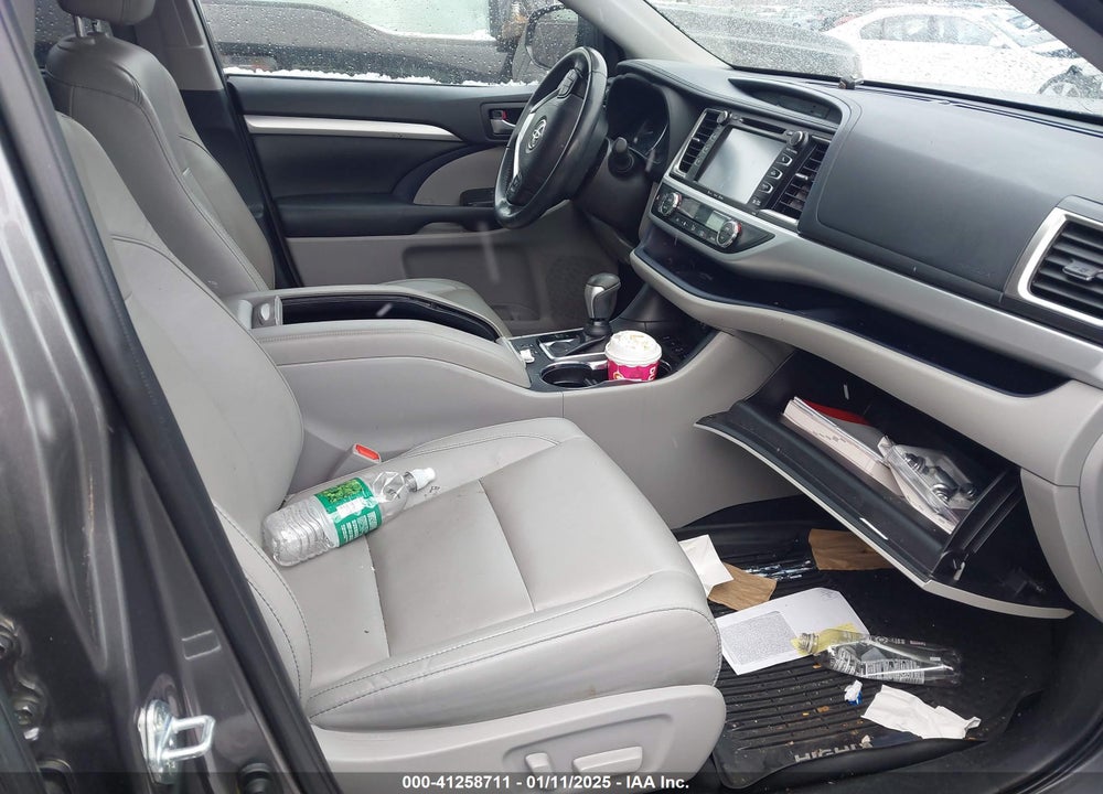 2019 TOYOTA HIGHLANDER XLE VIN: 5TDJZRFH4KS983325