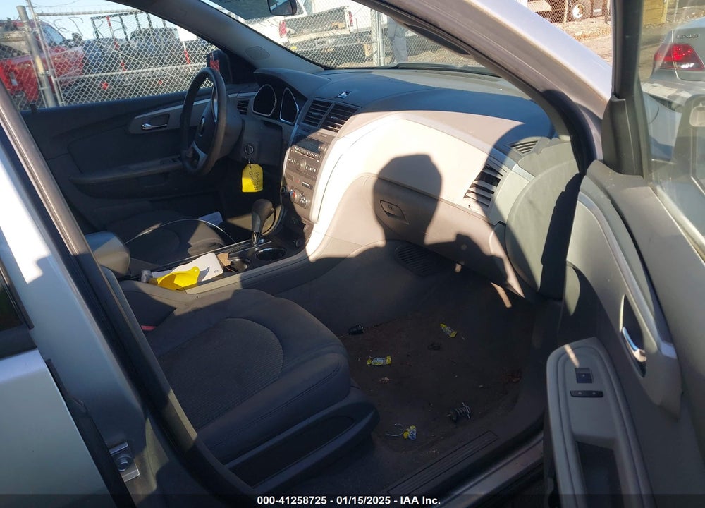 2011 CHEVROLET TRAVERSE LS VIN: 1GNKVEED0BJ101448