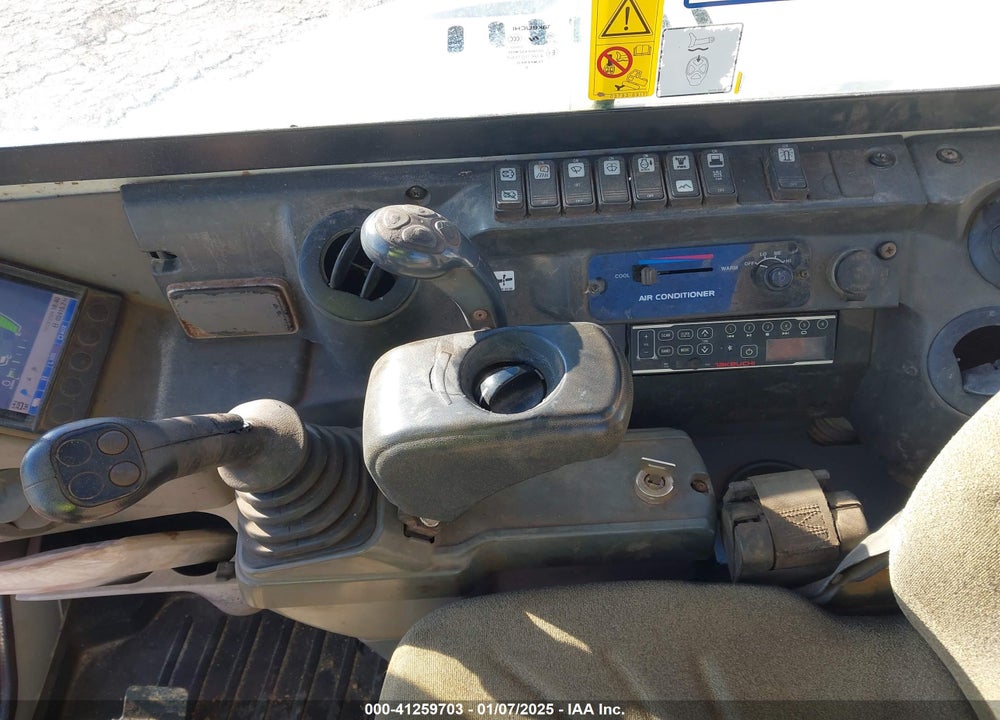 2017 TAKEUCHI TB240 EXCAVATOR VIN: 124002857