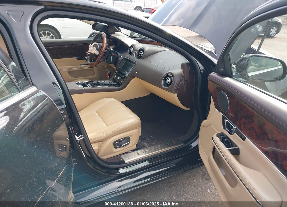 2015 JAGUAR XJ VIN: SAJWA1CZ9F8V78228