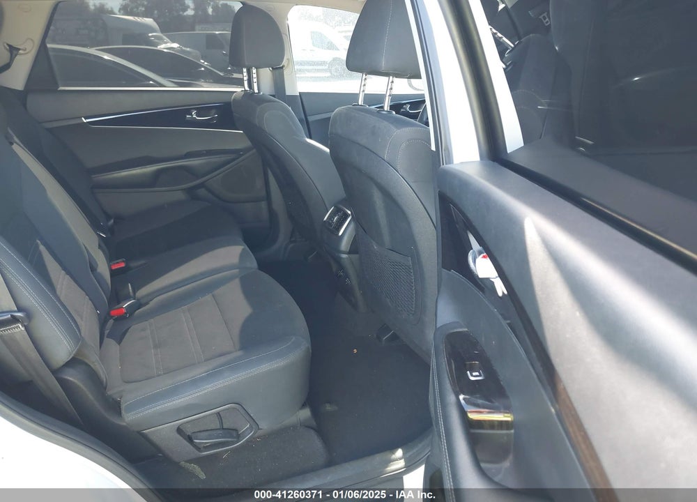 2019 KIA SORENTO 2.4L LX VIN: 5XYPG4A34KG554021