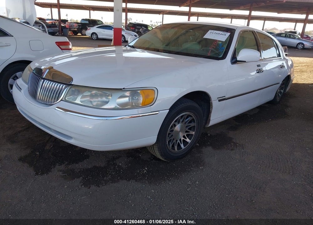 2000 LINCOLN TOWN CAR SIGNATURE VIN: 1LNHM82W2YY933866