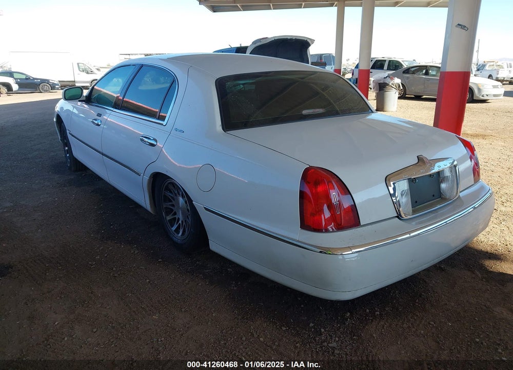 2000 LINCOLN TOWN CAR SIGNATURE VIN: 1LNHM82W2YY933866