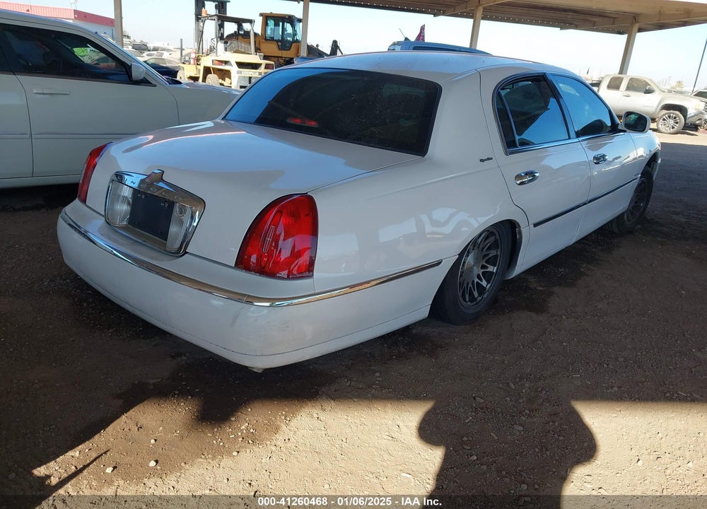 2000 LINCOLN TOWN CAR SIGNATURE VIN: 1LNHM82W2YY933866